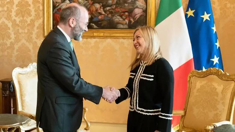 Il diktat di Weber: &laquo;Isolate Salvini&raquo;. Ma Meloni teme un leader leghista fuori controllo