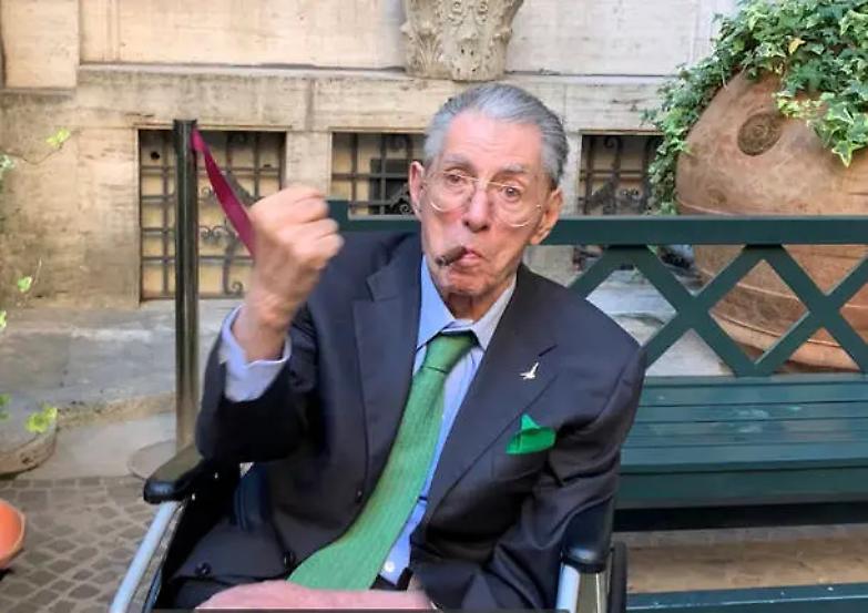 &laquo;Bossi &egrave; morto&raquo;, ma &egrave; una bufala. Il Senatur &egrave; vivo e lotta insieme a Salvini (almeno per l&rsquo;Autonomia)