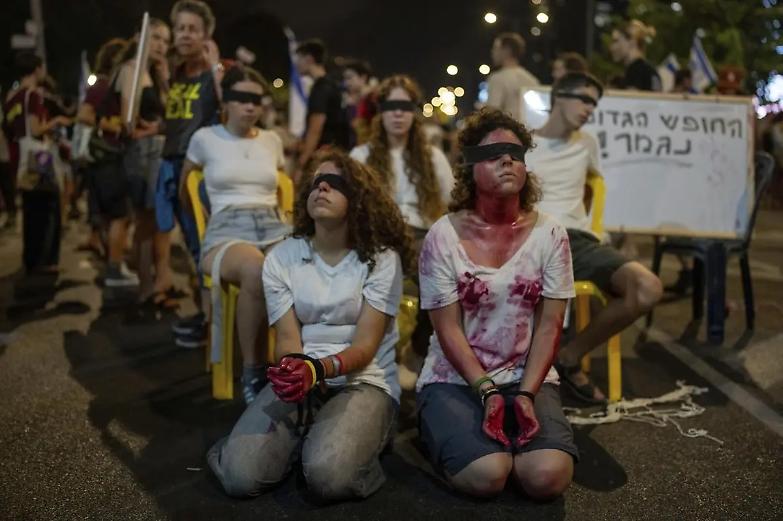 Identificati i corpi di sei ostaggi recuperati. In Israele manifestazioni anti-Netanyahu