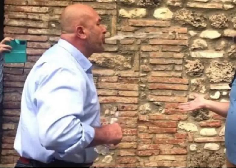 Bandecchi sputa in faccia a un cittadino: lo aveva sfidato sui social