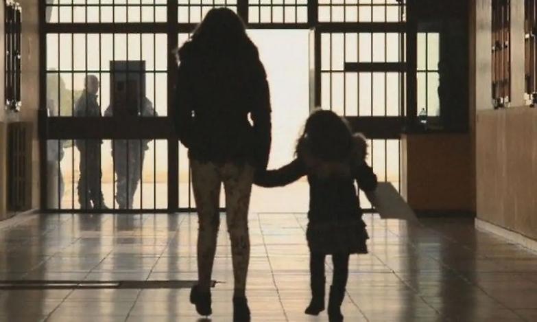 Madri fuori, no al carcere per le donne incinte