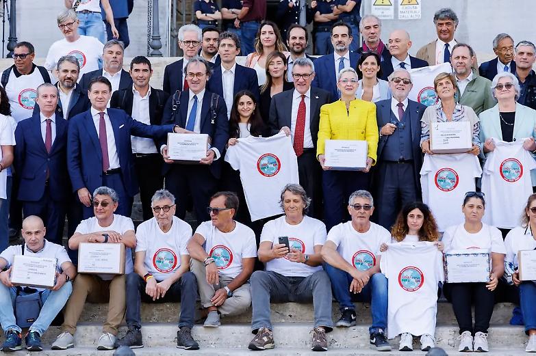 Oltre un milione di firme contro l'Autonomia Differenziata. Ma &egrave; gelo tra Schlein e Conte &ndash; FOTO