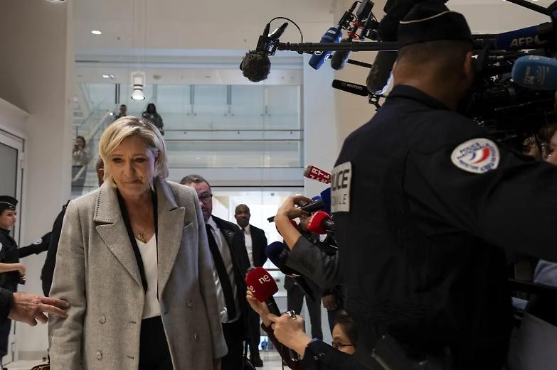 Marine Le Pen alla sbarra, al via il processo: rischia l&rsquo;ineleggibilit&agrave;