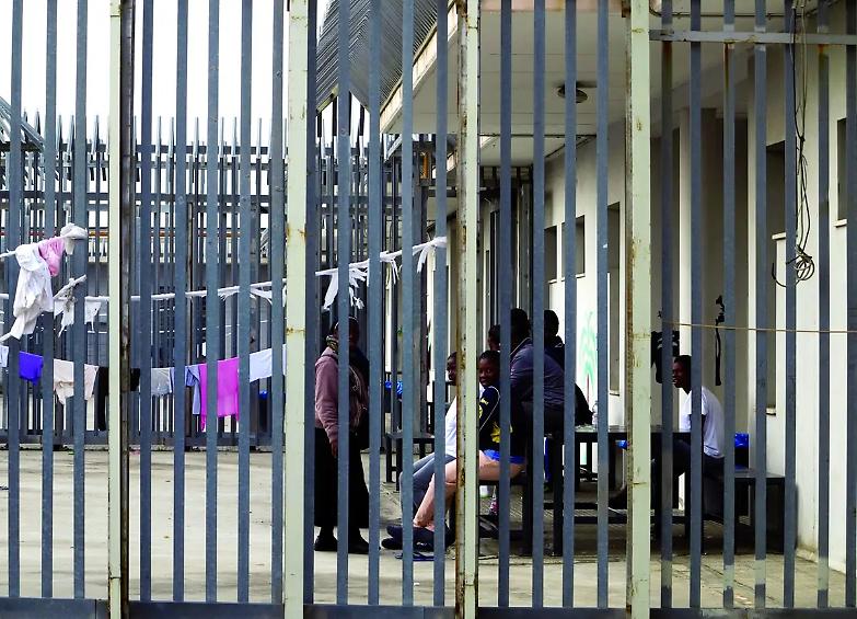 Migranti prigionieri senza colpa: l&rsquo;inferno del Cpr di Ponte Galeria