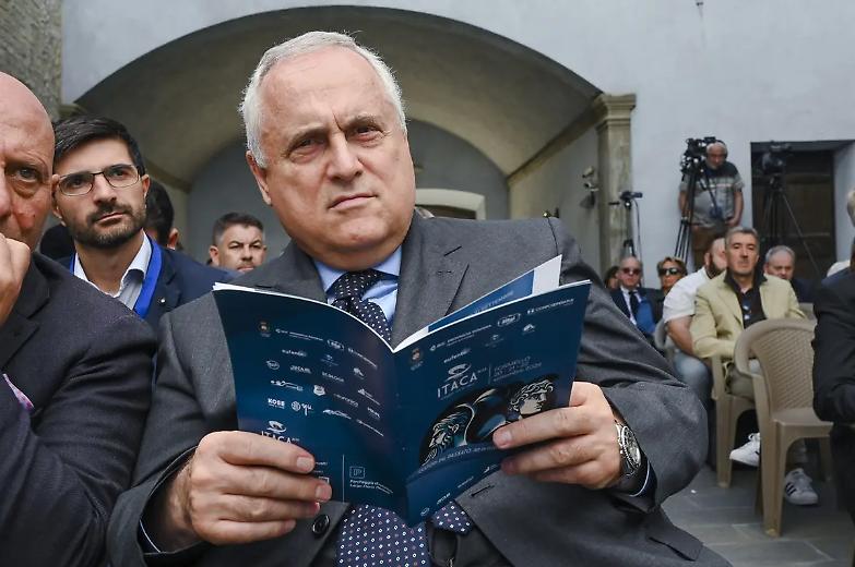 La politica nel pallone: tra azioni e simulazioni, la maggioranza rischia solo se si parla di calcio 