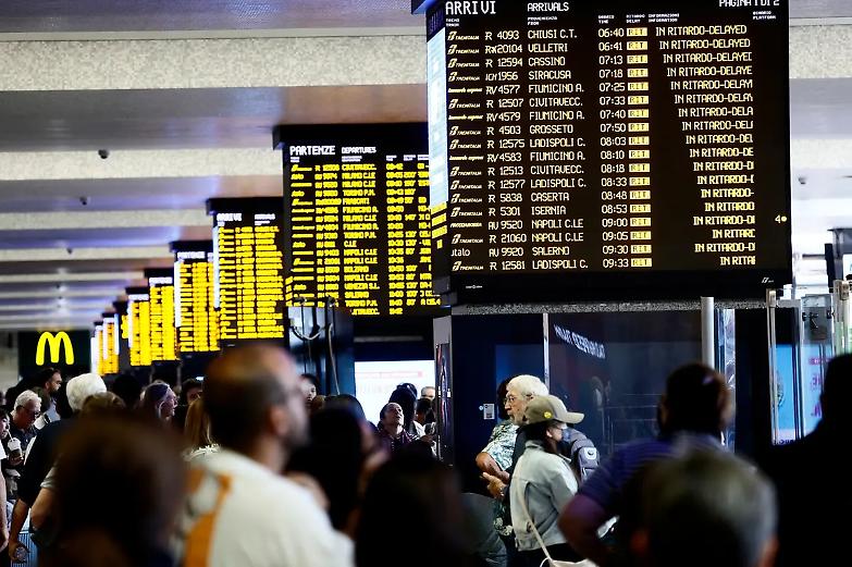 Treni in tilt per un guasto a Roma, opposizioni all'attacco: &ldquo;Salvini si dimetta&rdquo;