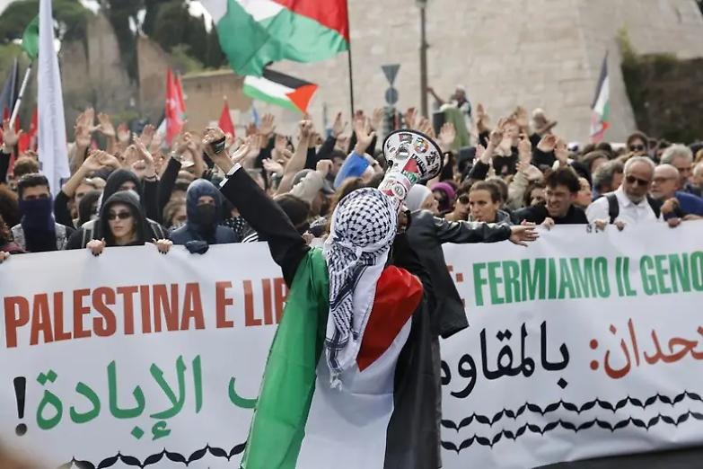 Manifestazione pro Palestina a Roma, scontri e sassaiola verso la Polizia