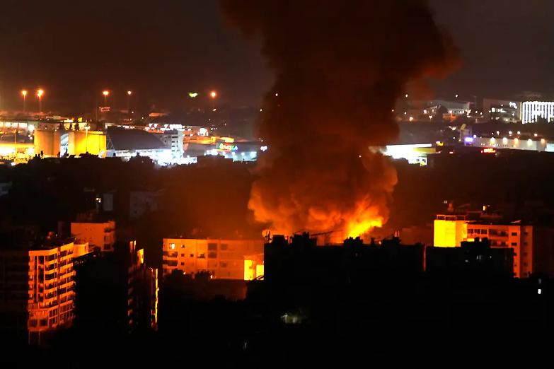 Israele bombarda Beirut. Morti 21 palestinesi nell'attacco alla moschea di Gaza