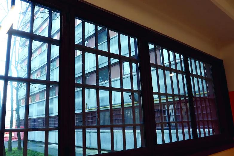 Plexiglass in cella: una grave violazione dei diritti umani