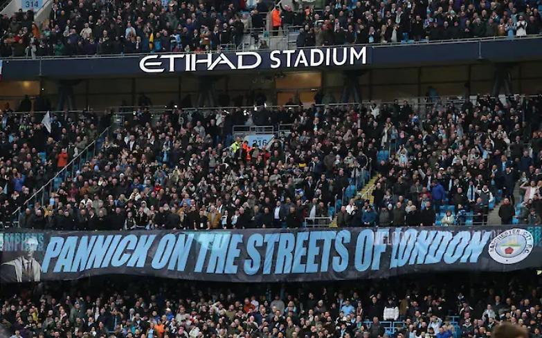 I tifosi del City celebrano gli avvocati: i nuovi eroi del calcio moderno...