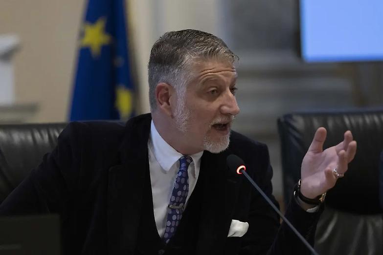 Quei media di sinistra che irridono (da destra) il ministro Giuli