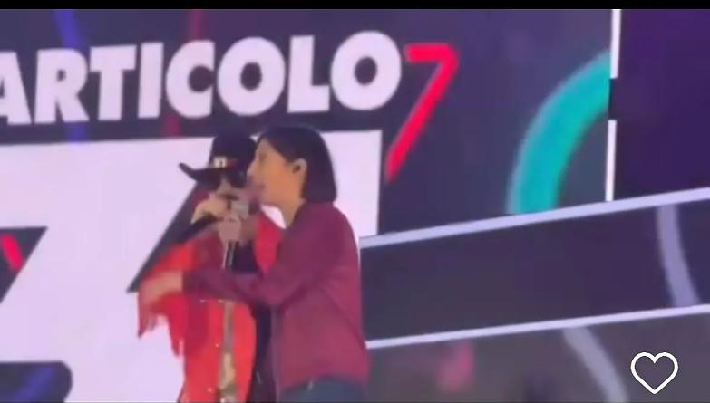 La svolta pop di Elly Schlein: dalle repliche di Ballando con le Stelle al palco con J-Ax