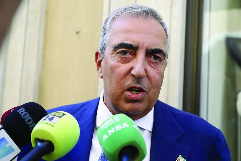 Gasparri: &laquo;Ormai &egrave; la Repubblica dei dossieraggi, la procura Antimafia cosa combina?&raquo;