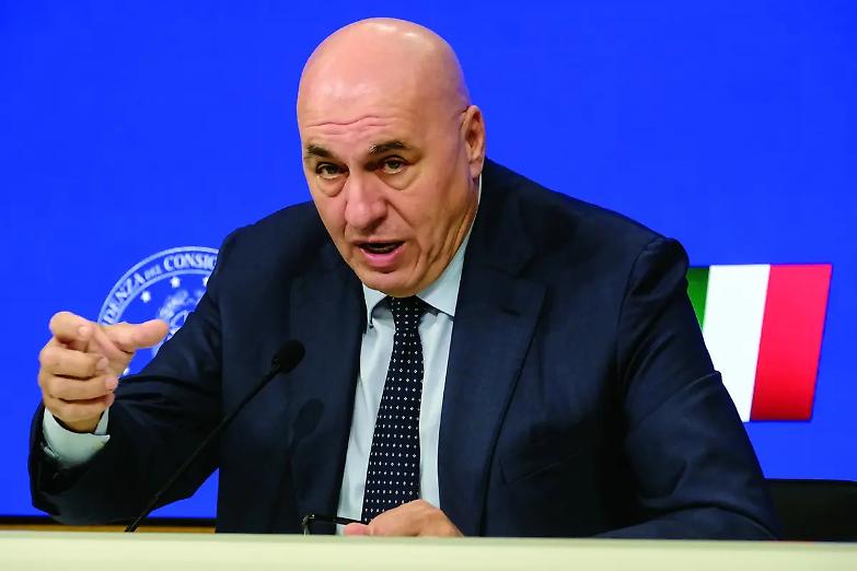 Imbarazzo dell&rsquo;Esecutivo di fronte agli attacchi, ma dire stop alla missione spetta alle Nazioni Unite...