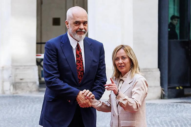 Edi Rama: &ldquo;I centri non ci riguardano, i migranti non potranno uscire dalle strutture&rdquo;