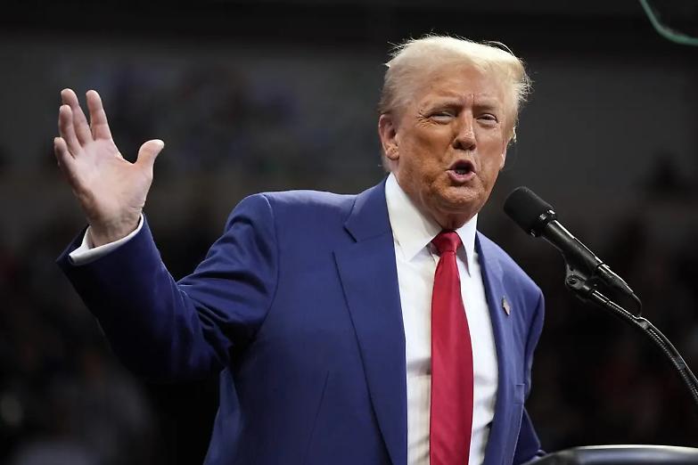 Arrestato uomo armato vicino a un comizio di Trump, aveva legami con Sovereign Citizens