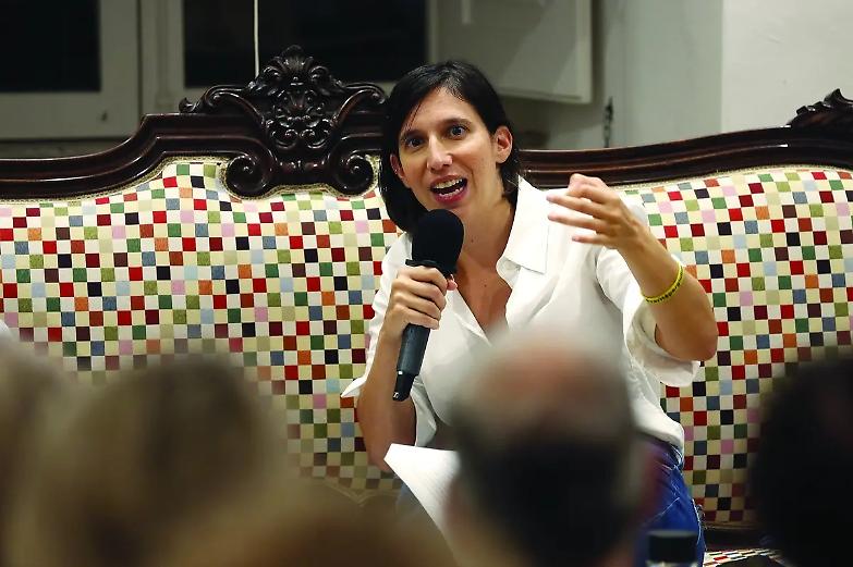 Migranti, prima nave verso l&rsquo;Albania Schlein: &laquo;Meloni sperpera un miliardo&raquo;