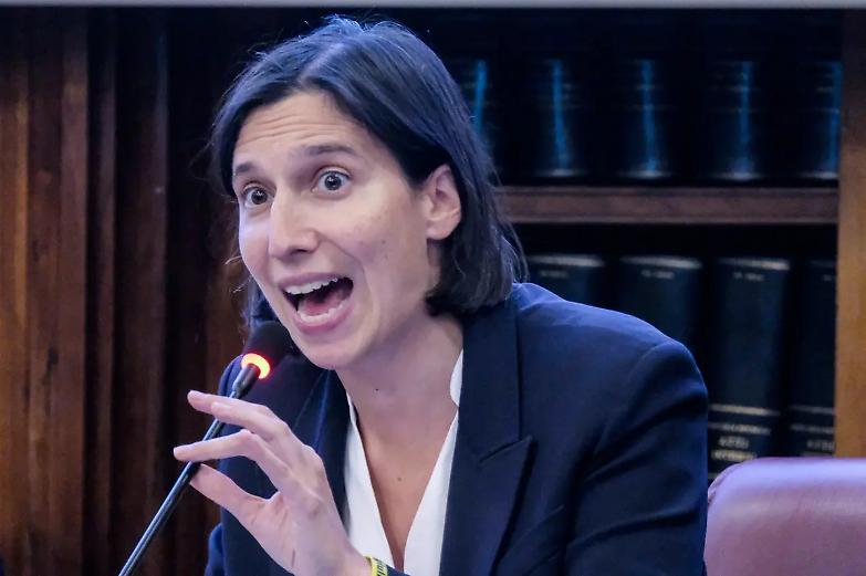 Elly Schlein contro Giorgia Meloni: le accuse su PNRR, migranti e politica estera