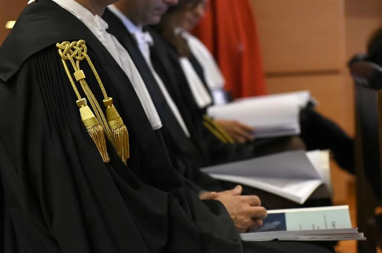 Quei tic nervosi che agitano l&rsquo;arringa del penalista