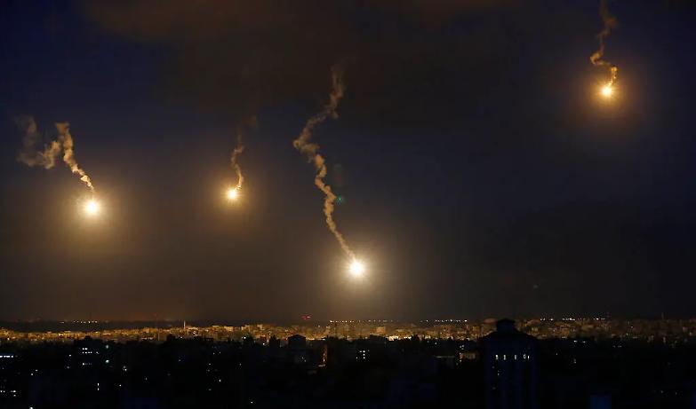 Israele attacca l&rsquo;Iran, colpiti i siti militari. &laquo;Non reagisca o risponderemo&raquo;