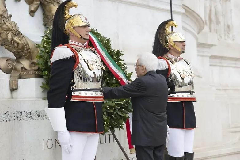 Mattarella all&rsquo;Altare della Patria, il Capo dello Stato rende omaggio all&rsquo;Unit&agrave; Nazionale e alle Forze Armate