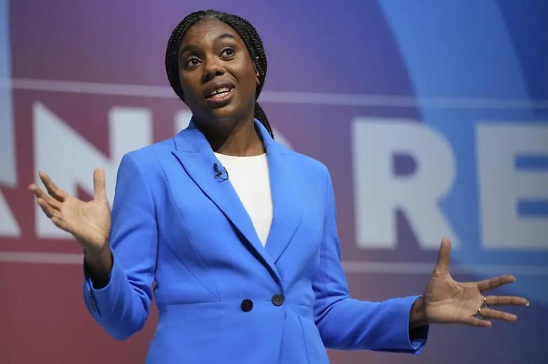 Kemi Badenoch, la prima donna africana alla guida dei Tory per rilanciare il partito