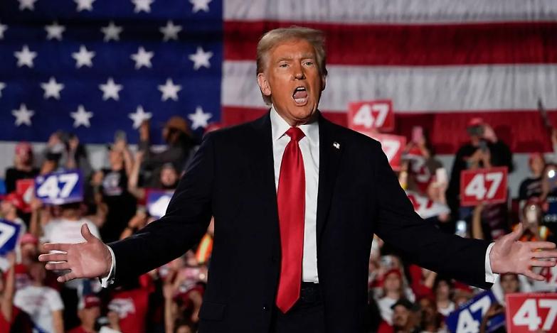 Trump insulta Biden, Pelosi e Schiff nell&rsquo;ultimo comizio elettorale nel Michigan