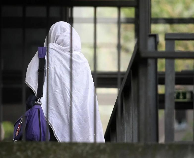 Togliersi il velo: quel piccolo gesto di libert&agrave; che fa paura a chi non pu&ograve; farlo...