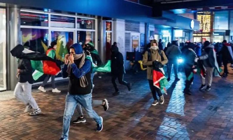 Sostenitori filopalestinesi attaccamo tifosi israeliani ad Amsterdam: scontri e 57 arresti dopo la partita Ajax-Maccabi &ndash; VIDEO