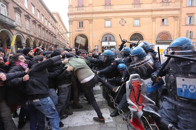 Manifestazione neofascista a Bologna, scontri e feriti tra collettivi di sinistra e polizia