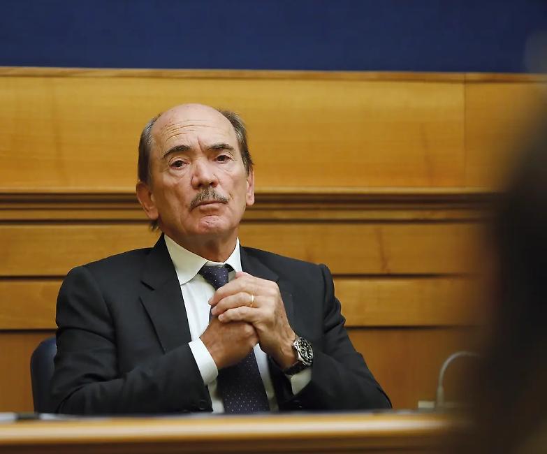 Ora de Raho dice: &laquo;Il dossieraggio &egrave; contro di me&raquo;. Ah, come il Cav...