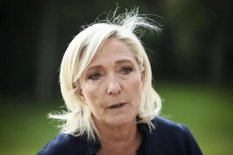 Chiesti cinque anni di carcere e ineleggibilit&agrave; per Marine Le Pen: &laquo;&Egrave; accanimento giudiziario&raquo;