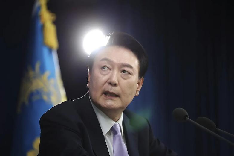 Corea del Sud, il presidente dichiara la legge marziale: Paese nel caos