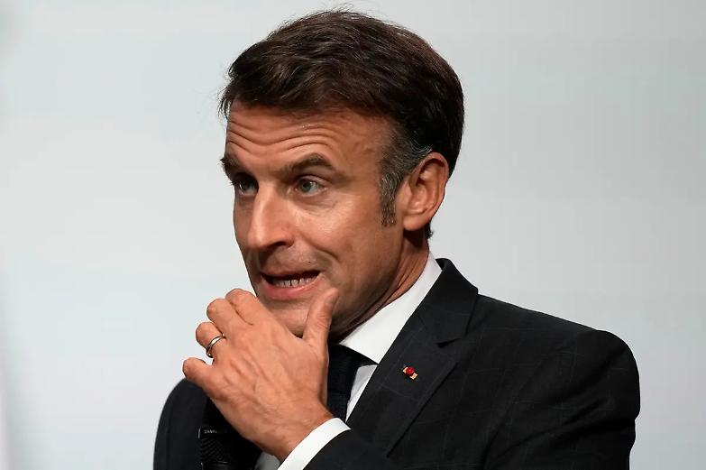 Nelle mani di Macron: scenari e toto nomi dopo la crisi di governo