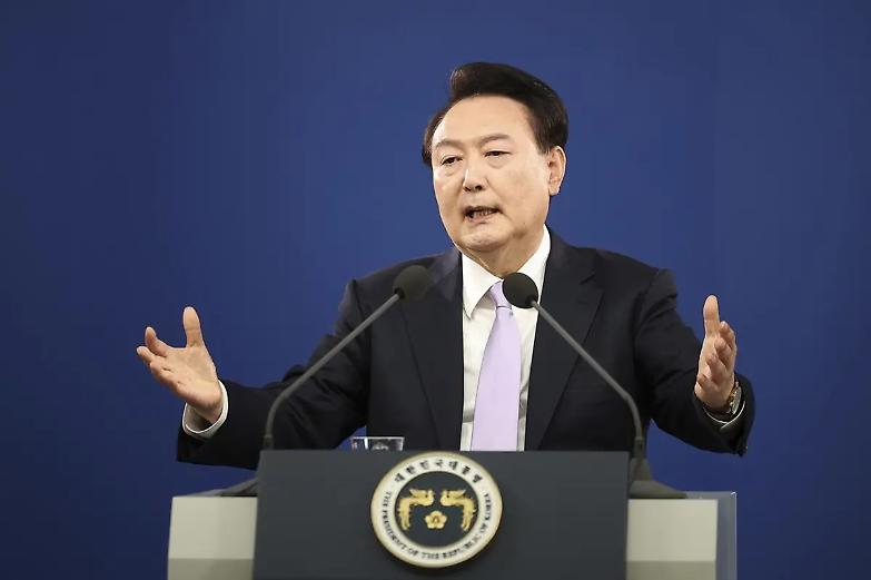Sud Corea, Yoon si scusa per la legge marziale e prova a evitare impeachment