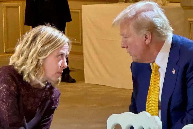 Incontro Meloni-Trump a Parigi, la premier: &laquo;Piacevole occasione di dialogo&raquo;