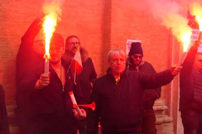 Tra fumogeni e slogan la protesta degli Ncc a Roma: &ldquo;Stop ai decreti del governo&rdquo;