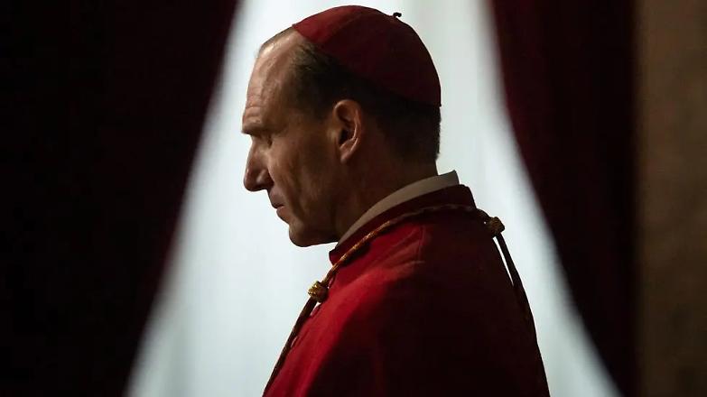 Paura, misteri e trame del &ldquo;Conclave&rdquo;: in scena il rito oscuro della Chiesa