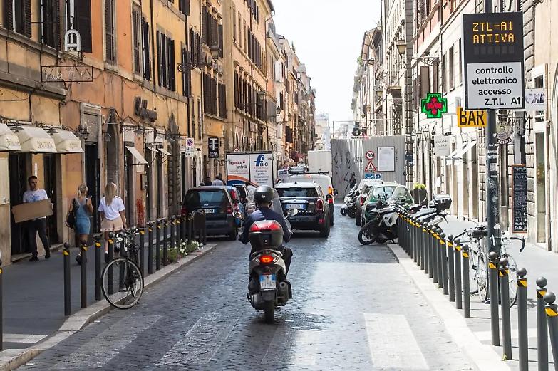 Sognando la metro che non c&rsquo;&egrave;: la mia vita da avvocato in scooter
