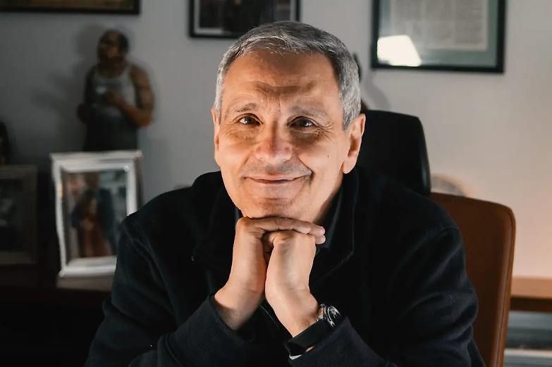 Maurizio de Giovanni: &laquo;Arrestare tutti non risolve nulla. E il mio Ricciardi lo sa&hellip;&raquo;