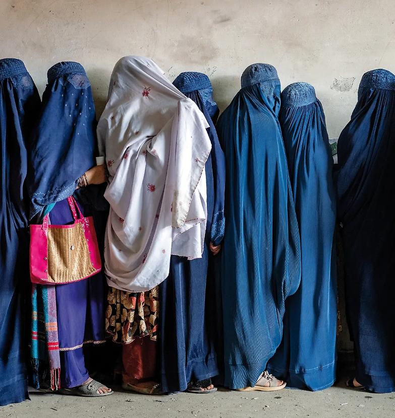 Afghanistan, Apartheid di genere: i talebani murano le finestre per nascondere le donne