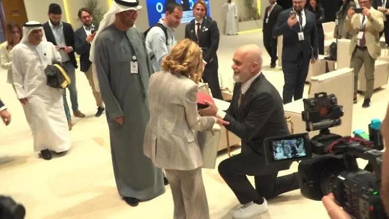 Siparietto tra Edi Rama e Meloni, il premier albanese le dona un foulard