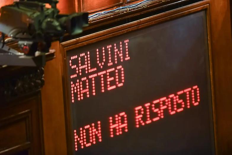 Caos treni, Salvini diserta l&rsquo;aula. Renzi: &ldquo;Buffone, dimettiti&rdquo;