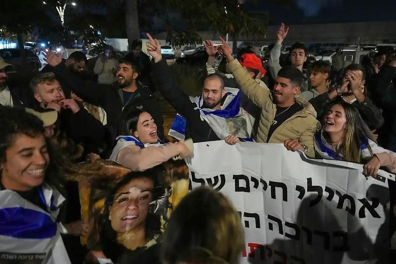 Liberazione di 90 prigionieri palestinesi e 3 ostaggi israeliani: il racconto di un giorno storico