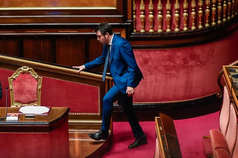 Caos treni, Salvini grida al complotto. Opposizioni all&rsquo;attacco