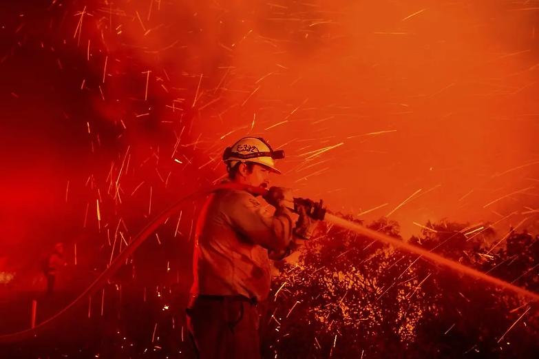California, detenuti impiegati contro gli incendi per un dollaro l&rsquo;ora