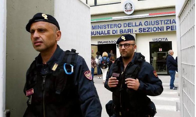Sordomuto e sottoposto a continui rinvii. Tunisino si spoglia in tribunale