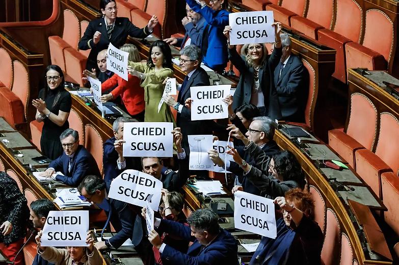 Caos treni, Renzi a Salvini: &laquo;Vai a casa, altro che Viminale&raquo;