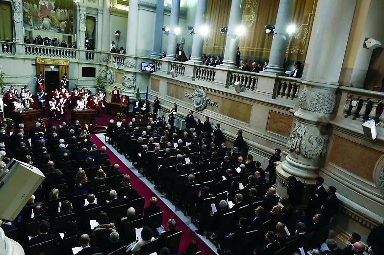 La magistratura &egrave; impantanata tra i resti dell&rsquo;hotel Champagne. Lo sciopero &egrave; l&rsquo;ultimo sussulto di una corporazione morente