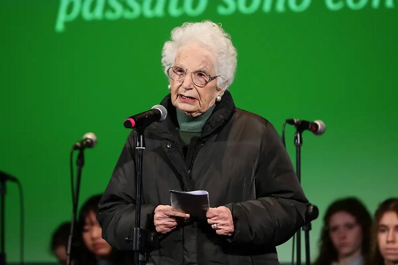 Vergognosi insulti social a Liliana Segre, la senatrice a vita rinuncia a partecipare alla giornata della Memoria